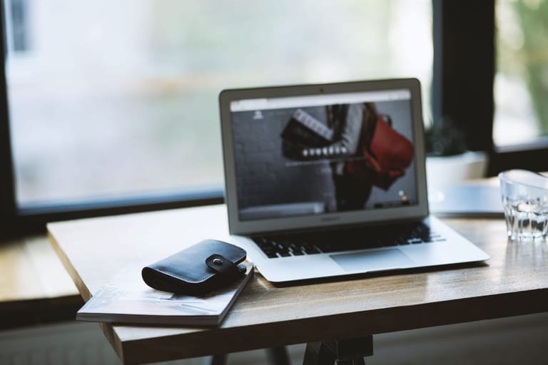 Boost Axid 2U: un portátil abierto sobre un escritorio