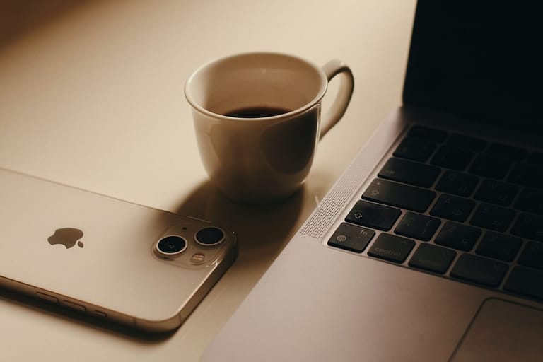 Stream Opt Celexa: una taza de café junto a un portátil