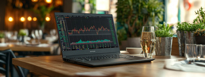 Caffè con grafici di borsa per computer portatili